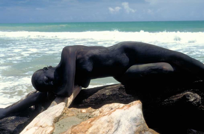 Busque la mujer: modelos desnudas se mezclan con el paisaje