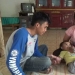 Café-amante de la base: en Indonesia, una madre le da a un bebé de un año de edad café en lugar de leche