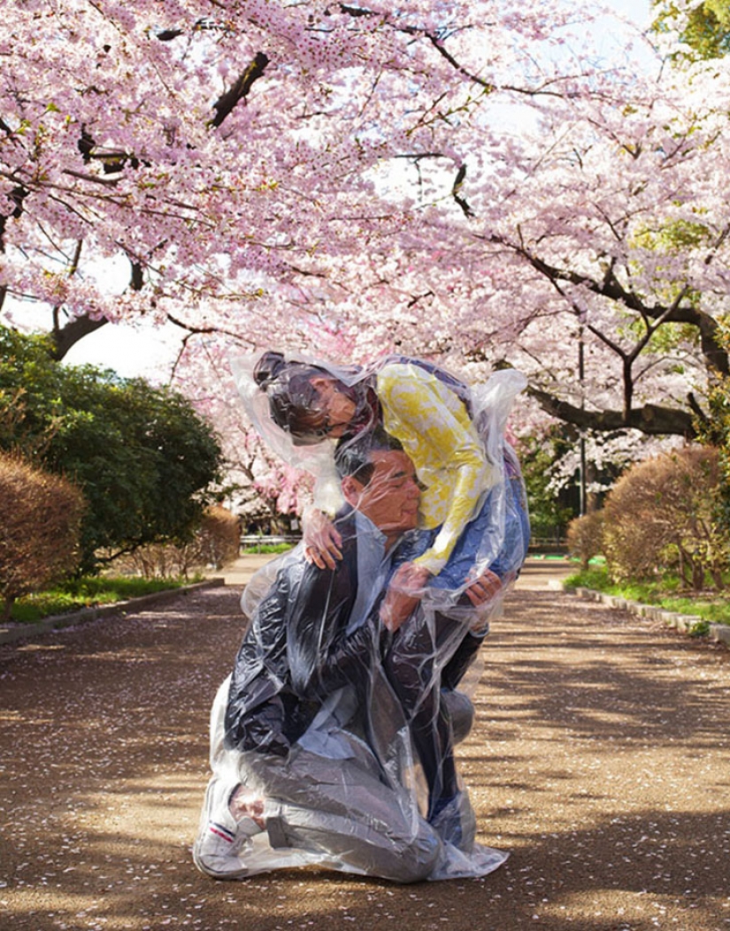 Cerebro creativo: fotógrafo Japonés lleva a los amantes en bolsas de plástico