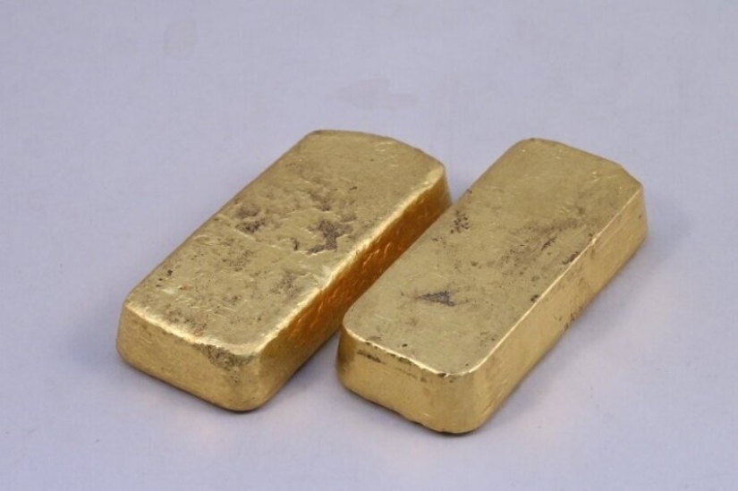 Children from a rich family in France found quarantined the gold bars in grandma's closet