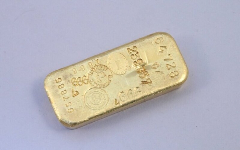 Children from a rich family in France found quarantined the gold bars in grandma's closet