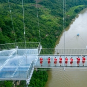 China ha abierto la suspensión del puente de vidrio y de inmediato varios récords mundiales