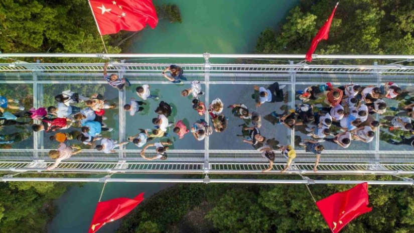 China has opened the suspended glass bridge and immediately set several world records