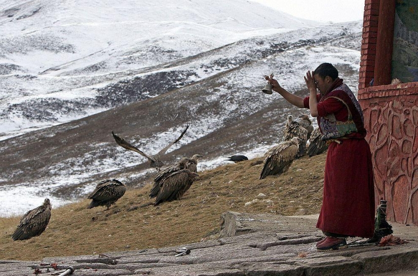 Cómo es el "sky burial" en el Tíbet