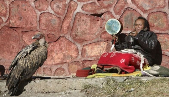 Cómo es el "sky burial" en el Tíbet