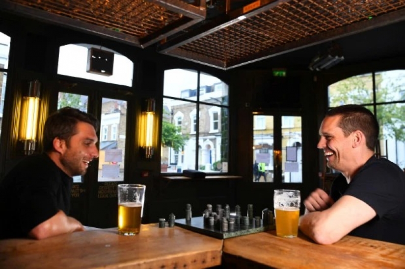 Cómo son en la vida cotidiana de dos amigos-los Británicos, que han aislado a sí mismas en el pub
