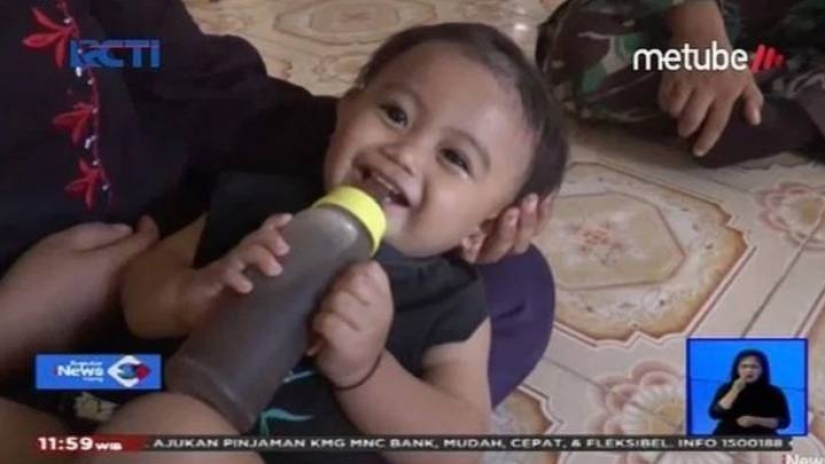 Coffee-lover from the cradle: in Indonesia, a mother gives a baby a year old coffee instead of milk
