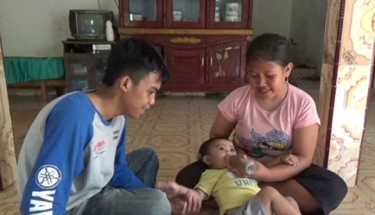 Coffee-lover from the cradle: in Indonesia, a mother gives a baby a year old coffee instead of milk