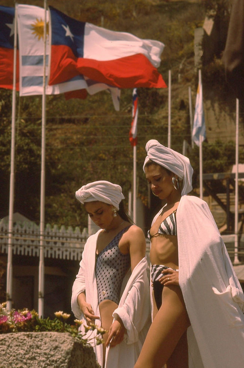 Color photographs of beach life in Chile in the 1980-ies