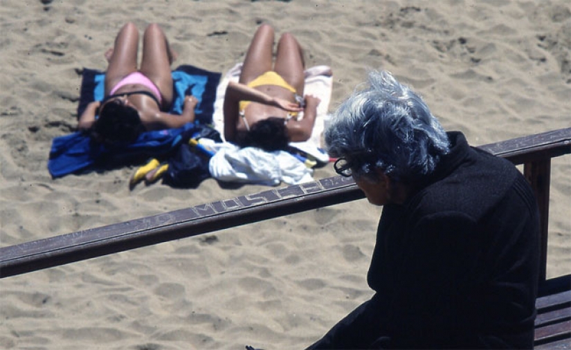 Color photographs of beach life in Chile in the 1980-ies