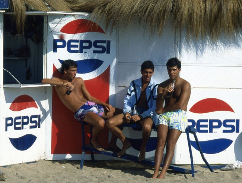 Color photographs of beach life in Chile in the 1980-ies