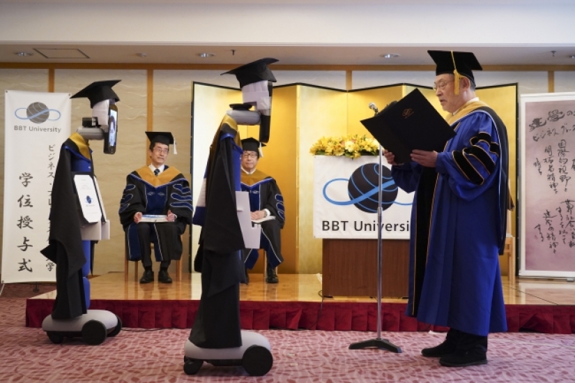 Como los Japoneses, los estudiantes han visitado la fiesta de graduación con la ayuda de robots y tablets