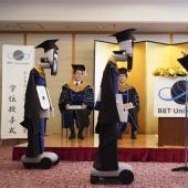 Como los Japoneses, los estudiantes han visitado la fiesta de graduación con la ayuda de robots y tablets