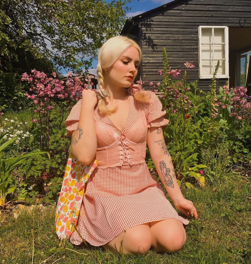 Cottagecore: Girls in dresses retro at the backdrop of rural idyll — a new trend of social networks