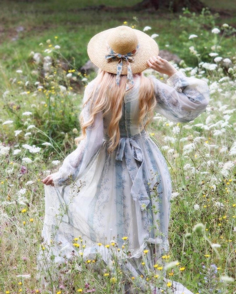 Cottagecore: las Niñas en vestidos retro en el telón de fondo de idilio rural — una nueva tendencia de las redes sociales