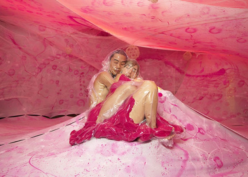 Creative brain: Japanese photographer takes lovers in plastic bags