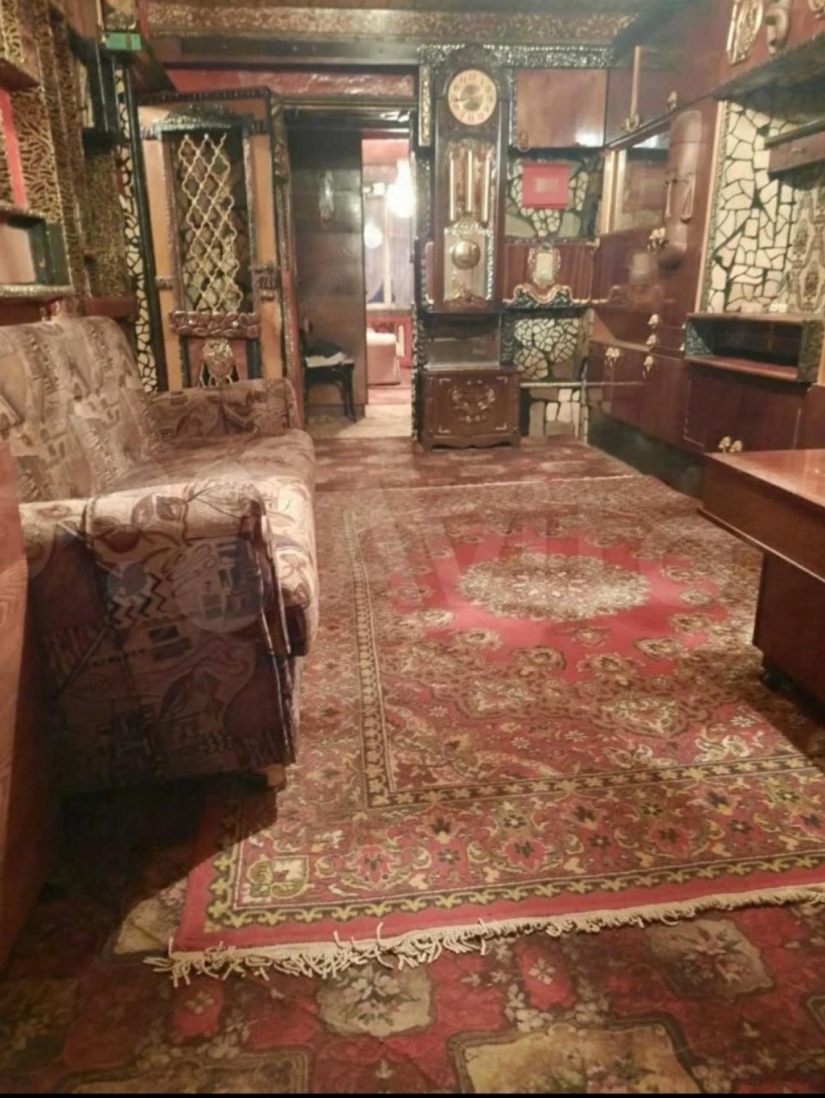 Crosses, carpets, thread and comfort: in Tula put up for sale an apartment of a vampire hunter