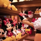 Cuento por las reglas de la pandemia: Disneyland París abre sus puertas a los visitantes