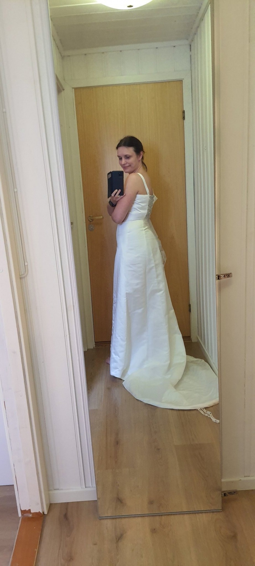 Dispel anguish! British women wear wedding dresses to cheer themselves in isolation