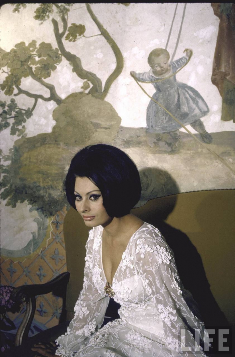 Dolce Vita: unidentified photo of a young Sophia Loren in luxury Villa