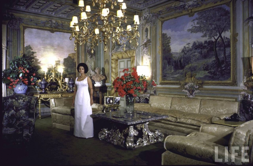 Dolce Vita: unidentified photo of a young Sophia Loren in luxury Villa