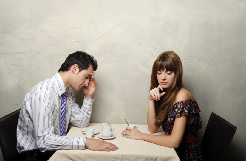 Eight stupid things that every girl does on a first date