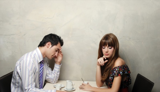 Eight stupid things that every girl does on a first date
