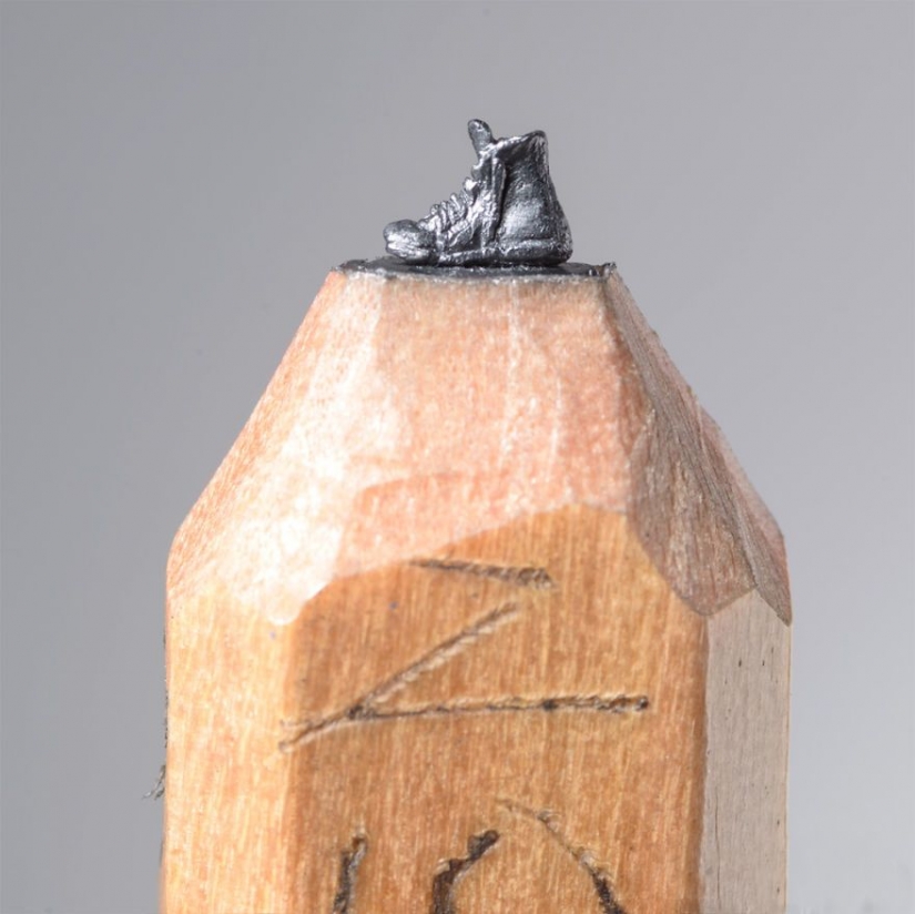 El artista cortar el lápiz pizarras de pequeñas obras maestras