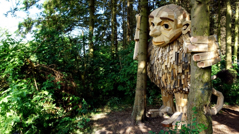 El artista pintó un mapa del tesoro y se escondió amable gigantes en los bosques de Copenhague