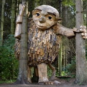El artista pintó un mapa del tesoro y se escondió amable gigantes en los bosques de Copenhague