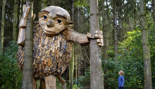 El artista pintó un mapa del tesoro y se escondió amable gigantes en los bosques de Copenhague