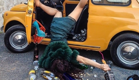 El colapso y la caída de las ilusiones de la vida: imágenes graciosas sobre los accidentes simulados