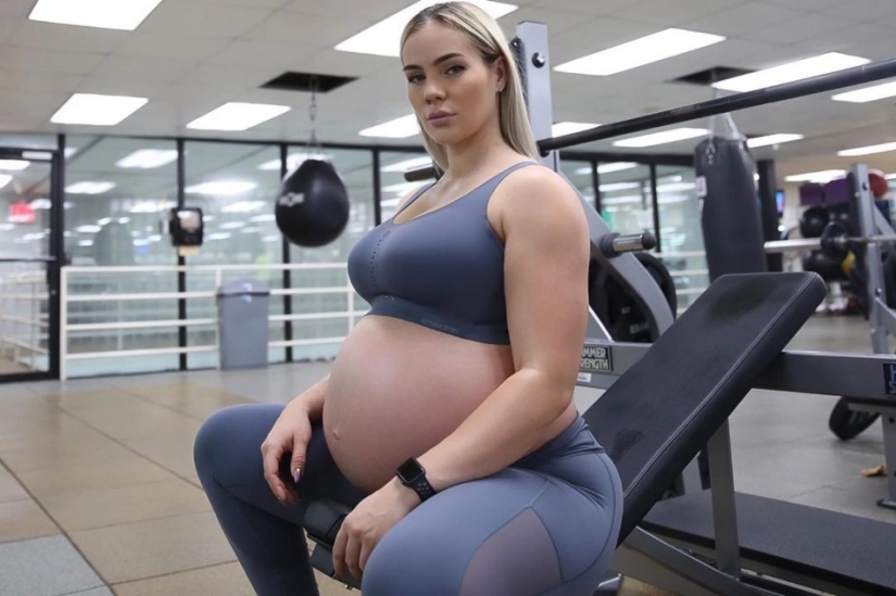 El culturista femenina entrenado en una sala todo el embarazo e incluso se puso en cuclillas durante las contracciones
