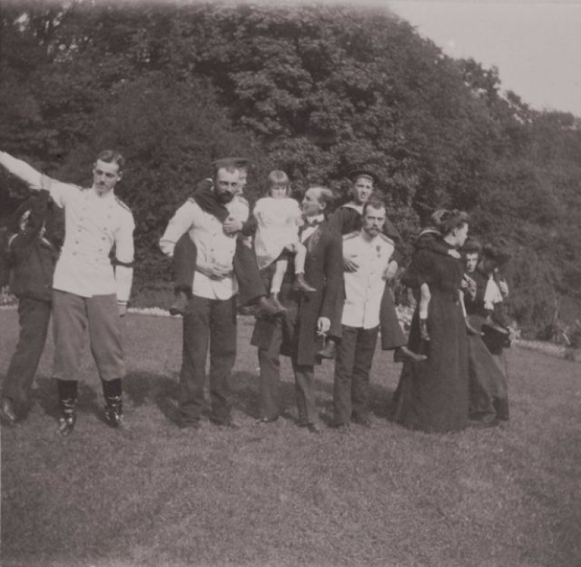 El emperador Nicolás II de perder el tiempo con los amigos en las fotos de 1899
