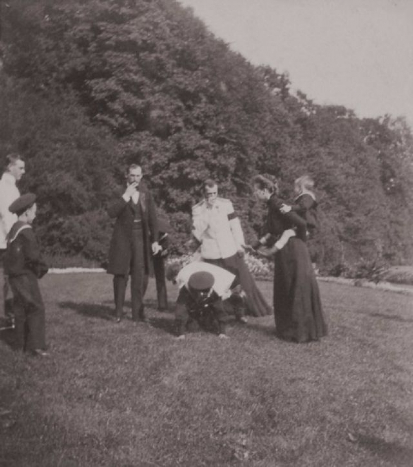 El emperador Nicolás II de perder el tiempo con los amigos en las fotos de 1899