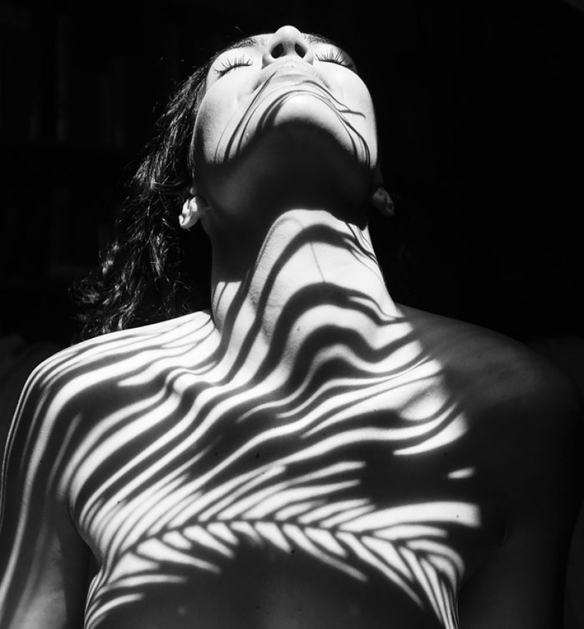 El fotógrafo Emilio Jiménez cubierto de chicas desnudas con sombra natural