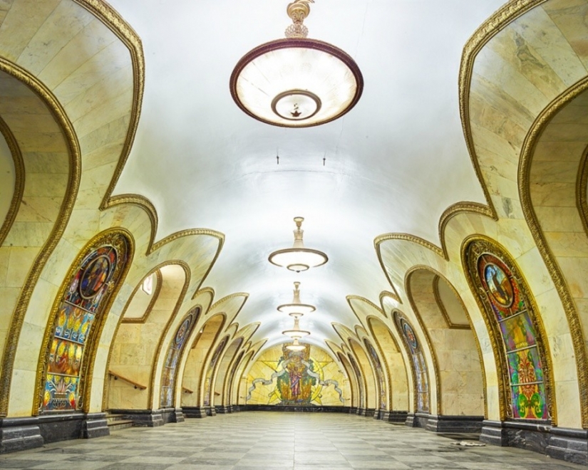 El fotógrafo mostró todo lujo de Moscú y San Petersburgo metro sin que la gente