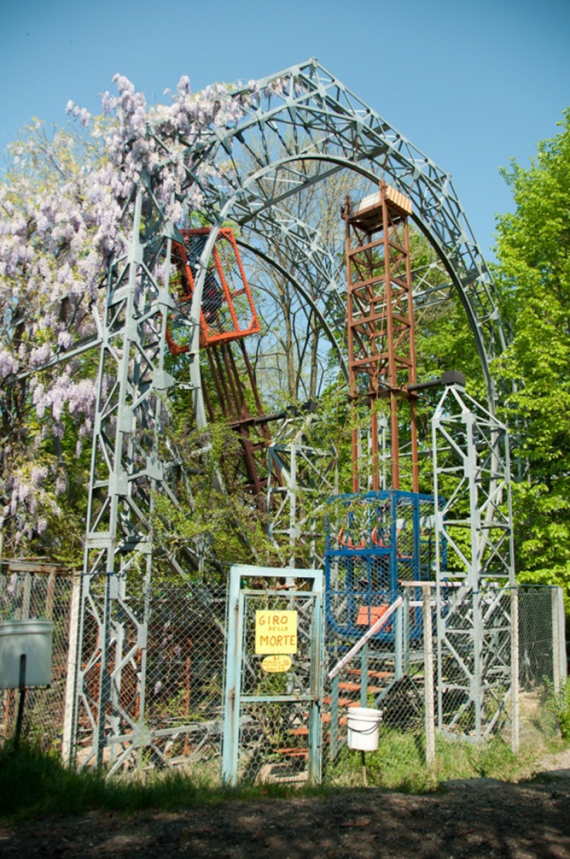 El italiano solitario construido un Parque de diversiones en el bosque