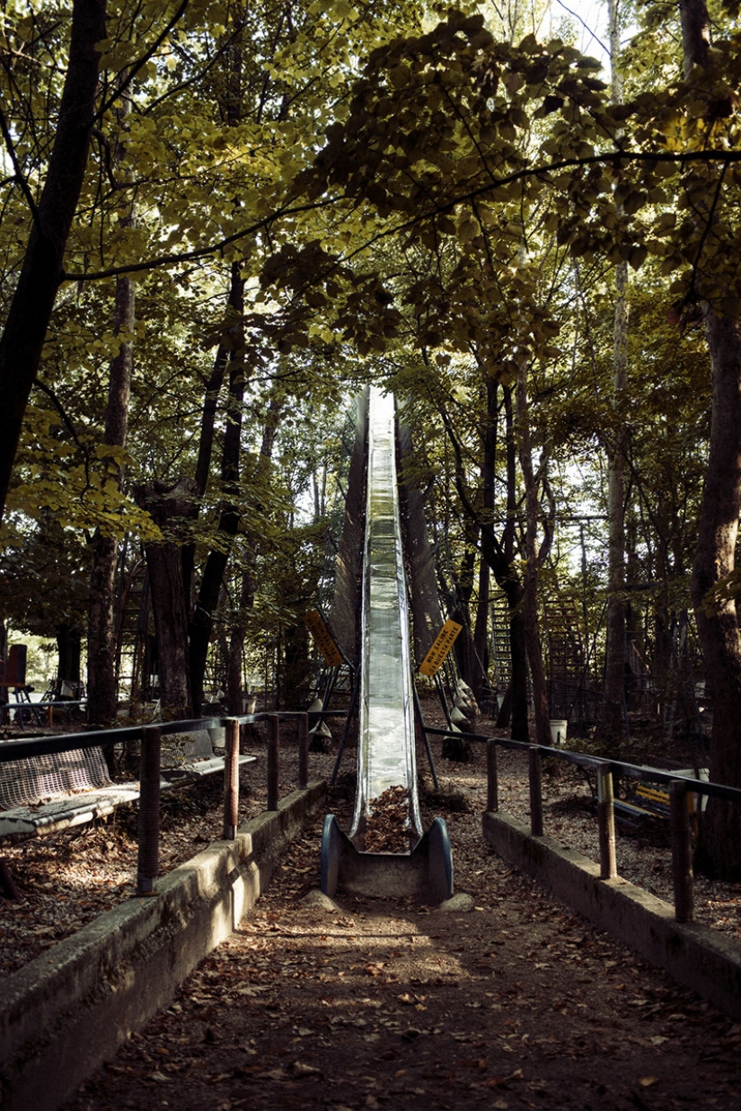 El italiano solitario construido un Parque de diversiones en el bosque