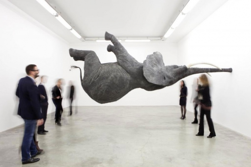 El más fuerte física de arte: escultura, despreciado la ley de la gravitación universal