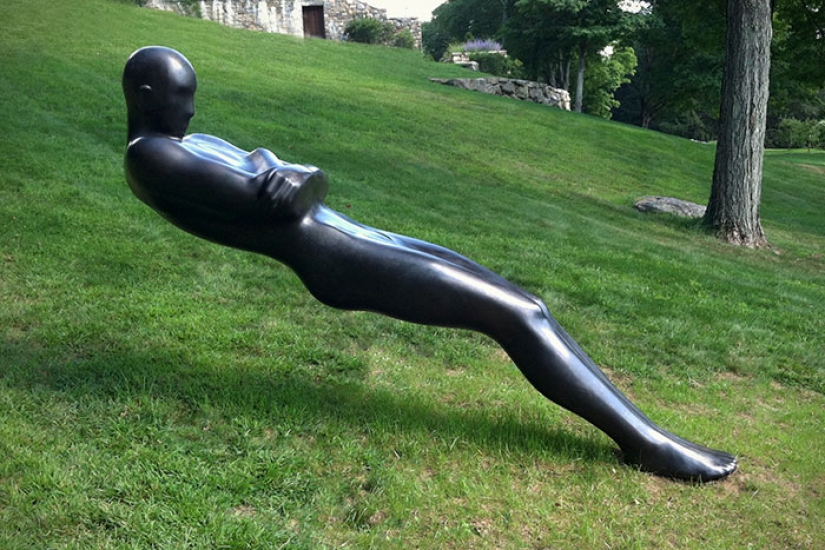 El más fuerte física de arte: escultura, despreciado la ley de la gravitación universal