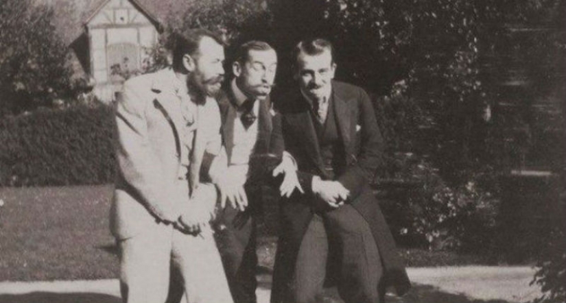 Emperor Nicholas II fooling around with friends on pictures 1899