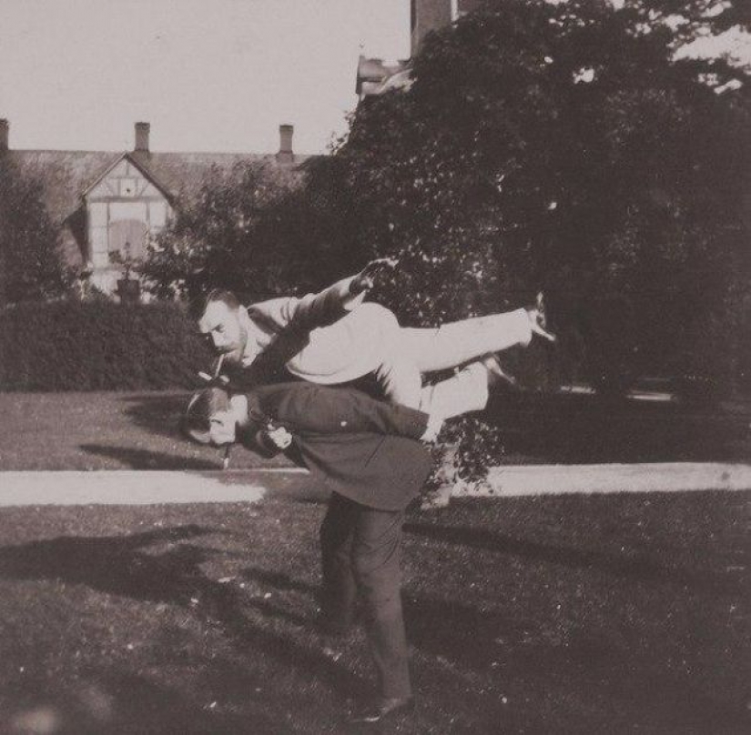 Emperor Nicholas II fooling around with friends on pictures 1899