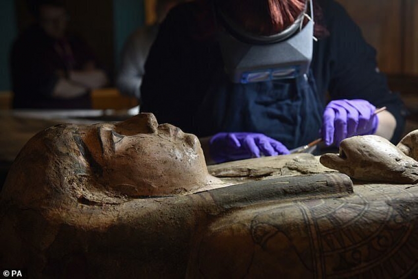 En el interior del sarcófago de 3000 años de edad de las momias encontradas en los patrones únicos
