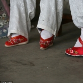 En el pueblo de "los pies vendados" el último de los Chinos que viven las mujeres que sufren de la antigua tradición brutal