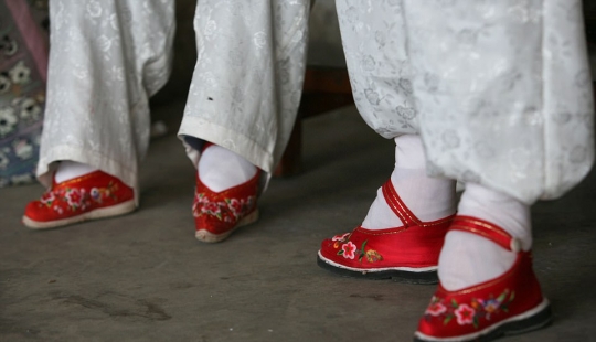 En el pueblo de "los pies vendados" el último de los Chinos que viven las mujeres que sufren de la antigua tradición brutal