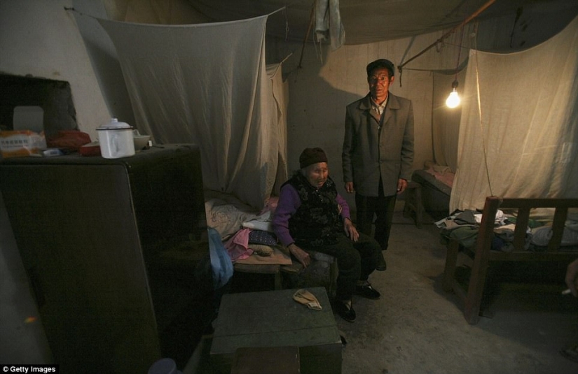 En el pueblo de "los pies vendados" el último de los Chinos que viven las mujeres que sufren de la antigua tradición brutal