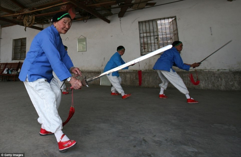 En el pueblo de "los pies vendados" el último de los Chinos que viven las mujeres que sufren de la antigua tradición brutal