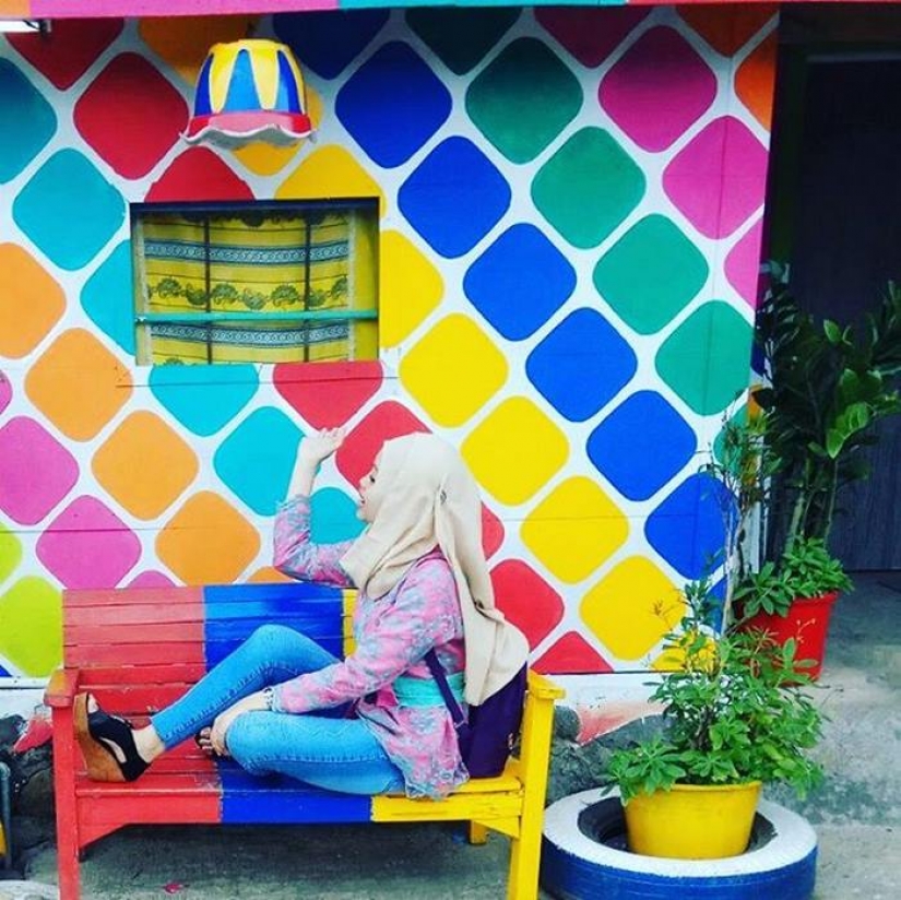 En Indonesia, más de 22 mil dólares ha convertido a los barrios en el área de arco iris
