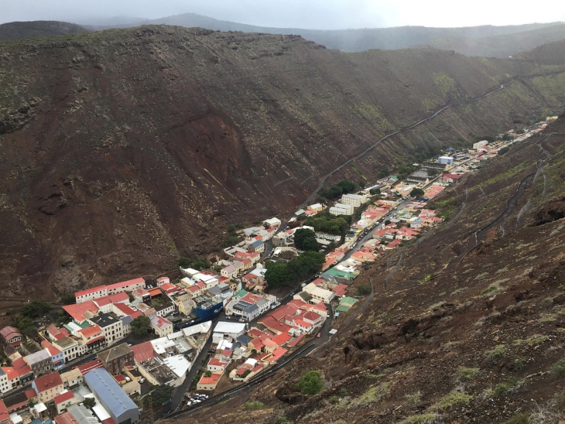 En la isla donde Napoleón fue enterrado, en reposo el más inútil del aeropuerto en el mundo